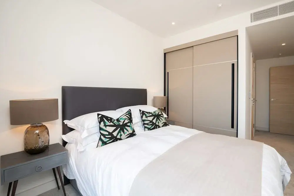 Modern Family Home close to Victoria Station