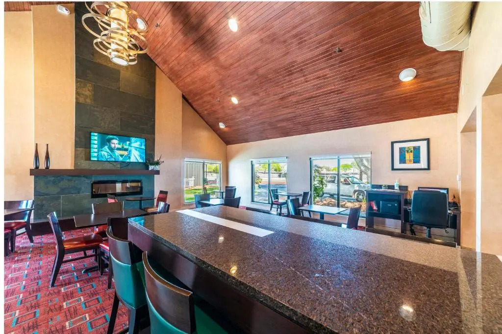 Metro PHX Upstairs 2bd sleeps 6 heated pool PETS ALLOWED
