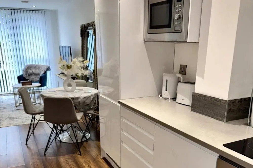 Stylish 2-bed Apt-private Parking-10mins to Centre