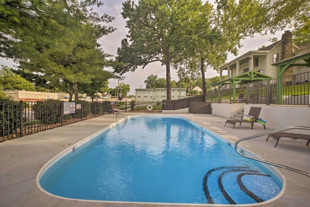 Fire Pit Access: Cozy Dtwn Branson Cottage!