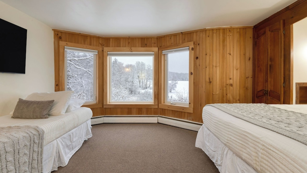 Secluded Catskills Retreat Heated Pool Hot Tub Game Rooms The Hilltop Hideaway by Avantstay