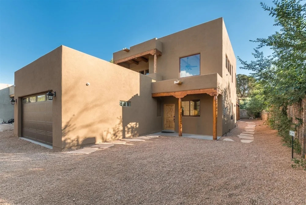 Linda - Stunning Contemporary Home, Walk to The Plaza