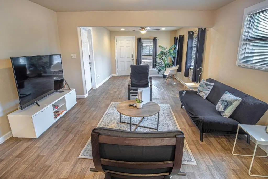 Nice 3B 2BA Near Downtown 2 Min AtandT Center