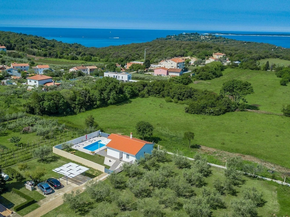 Elegant Villa With Swimming Pool in Pula Near Sea