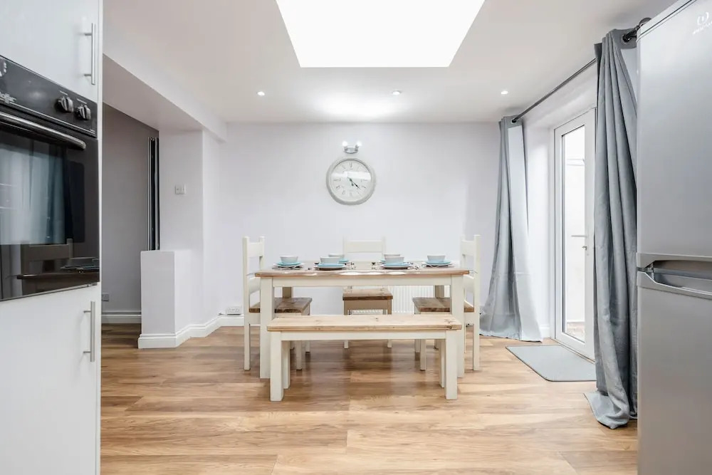 Dagenham Dream House - 4 Bedrooms