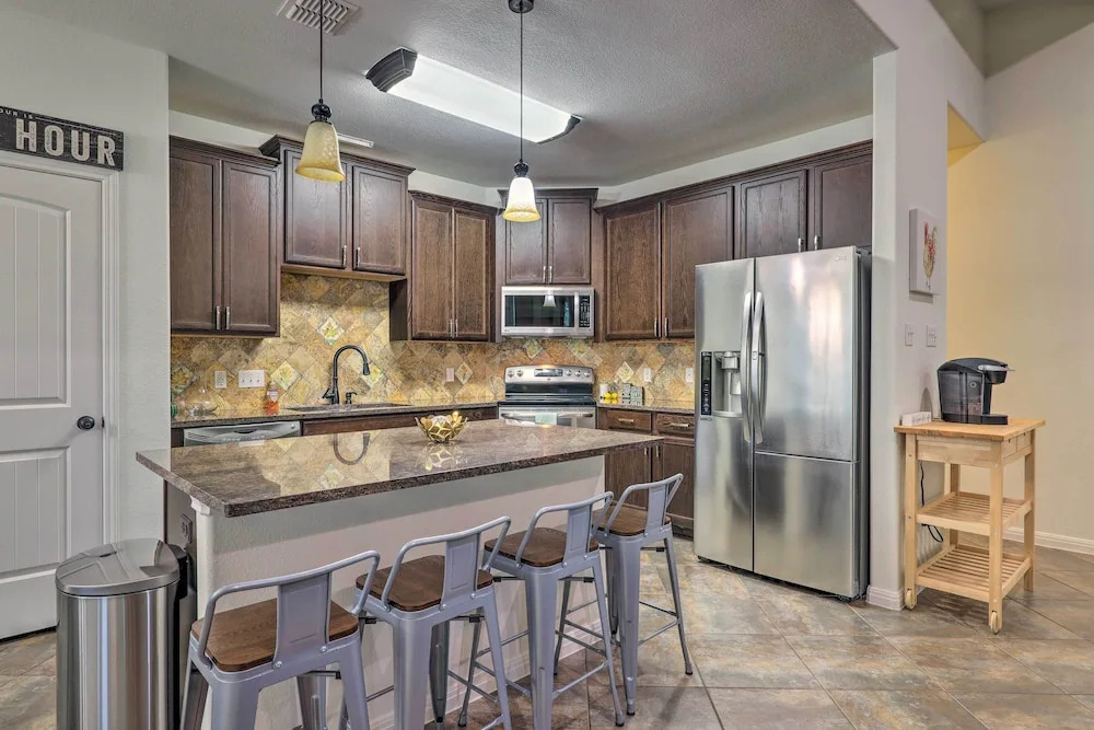 Gorgeous Luxury Home With Hot Tub Just 3 Miles to Dtwn