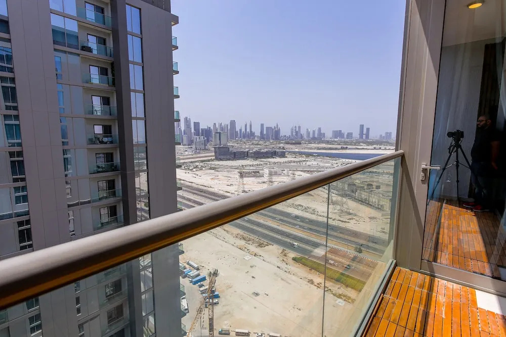 Luxury StayCation - Stylish Apartment With Balcony And City Views