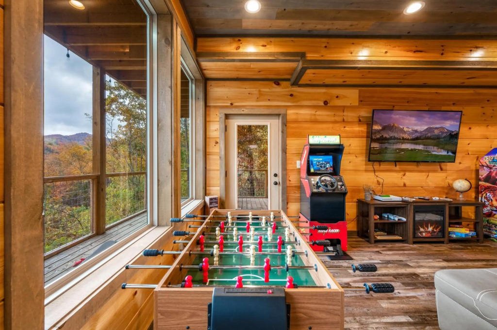 2021 Cabin - Gorgeous Fall Views, GameRm, HotTub, Xbox, Bears, Gatlinburg 10min & Ober 5min