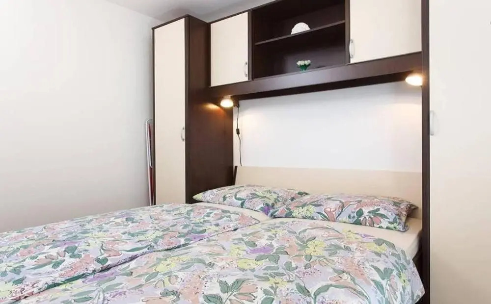 Apartments Mali Raj