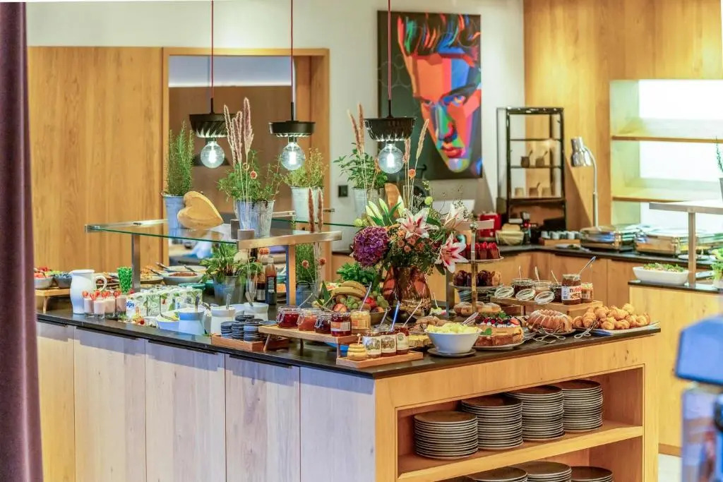 Wellness und Brunch Hotel MorgenZeit beheizter Naturteich Genuss Frühstück bis 13 Uhr Hochkönig Sommercard