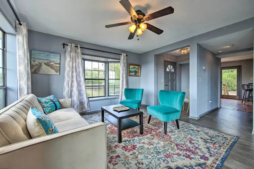 Scenic Hilltop Hideaway, Mins to River & Lake