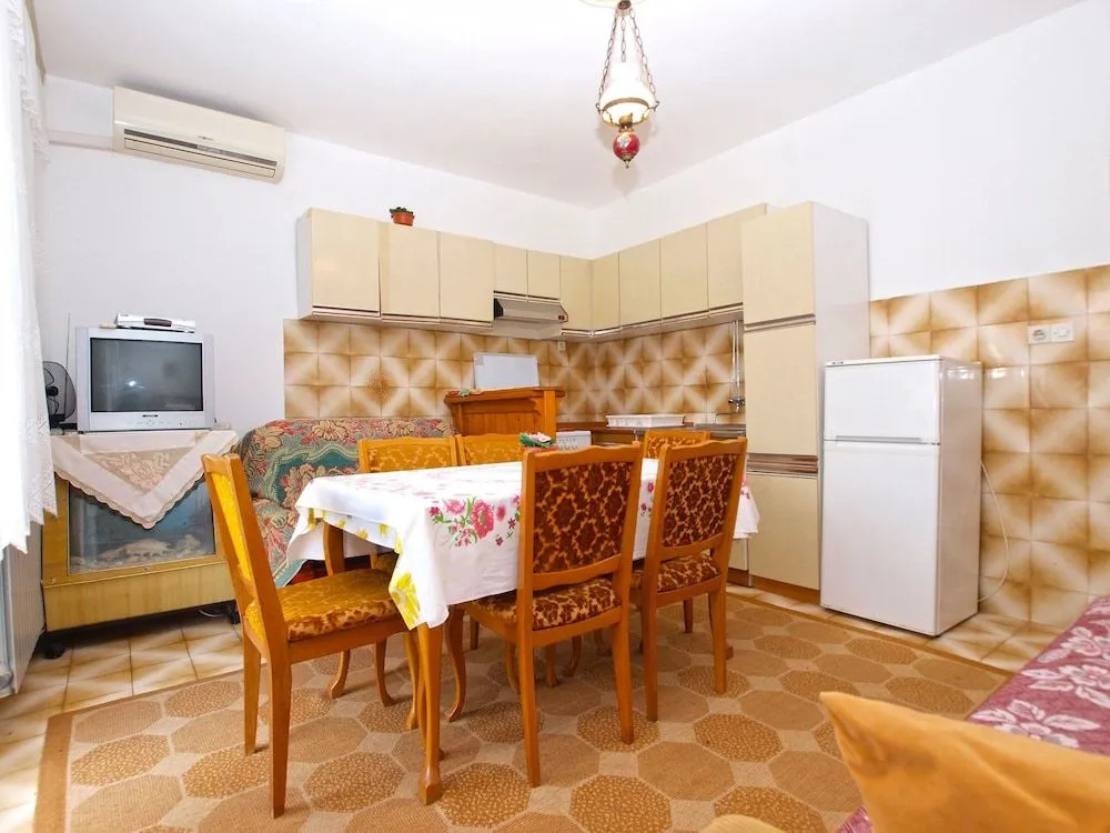 Apartment 1051
