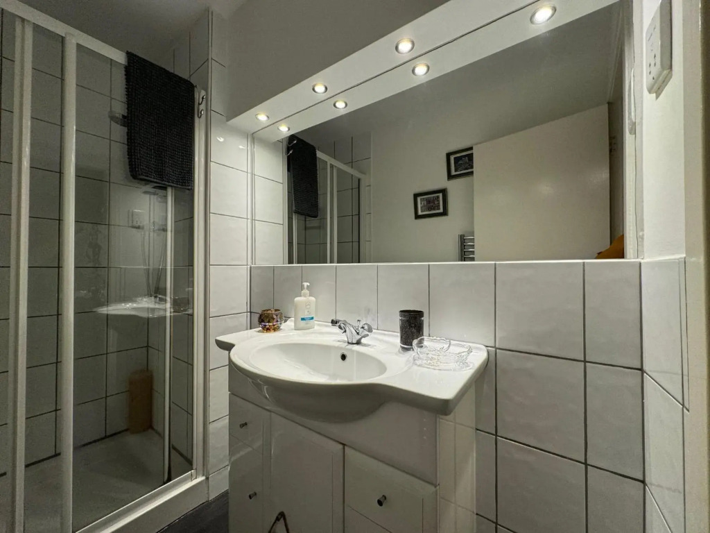 Edinburgh TWO BEDROOM apartment with free side street parking 24 hours