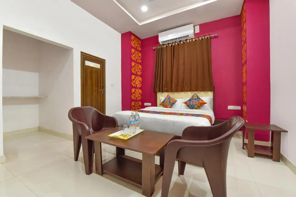 Fabexpress Shree Thakur- 700 Meter Away From Railway Station