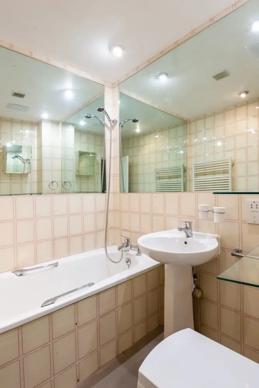 Stylish apartment on quiet street parallel to Kings Road, Chelsea