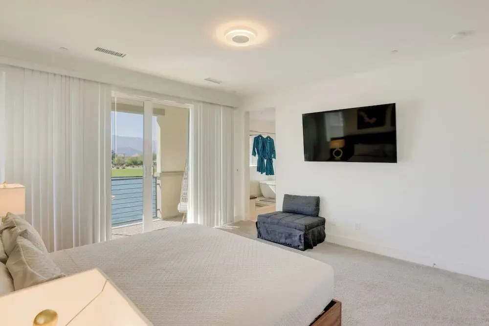 2 Mi to Fantasy Springs Casino: Lakefront Retreat!