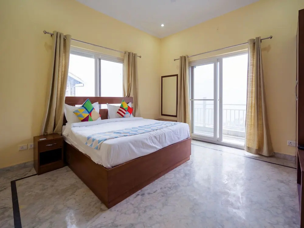 OYO Home 15236 Valley View Studio