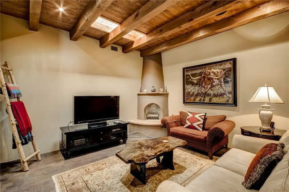The Sunrise Retreat, 2 Bedrooms, Fireplace, Wifi, Jetted Tub, Sleeps 6