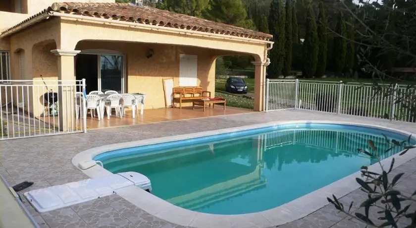 Lumineuse Villa avec Piscine à Grasse