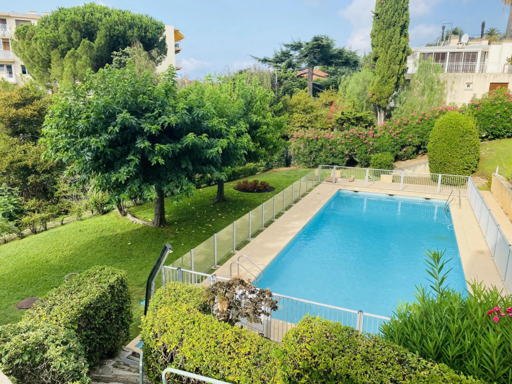 Modern and light studio apartment in prestgious area of Cannes. Small garden and pool. - 743