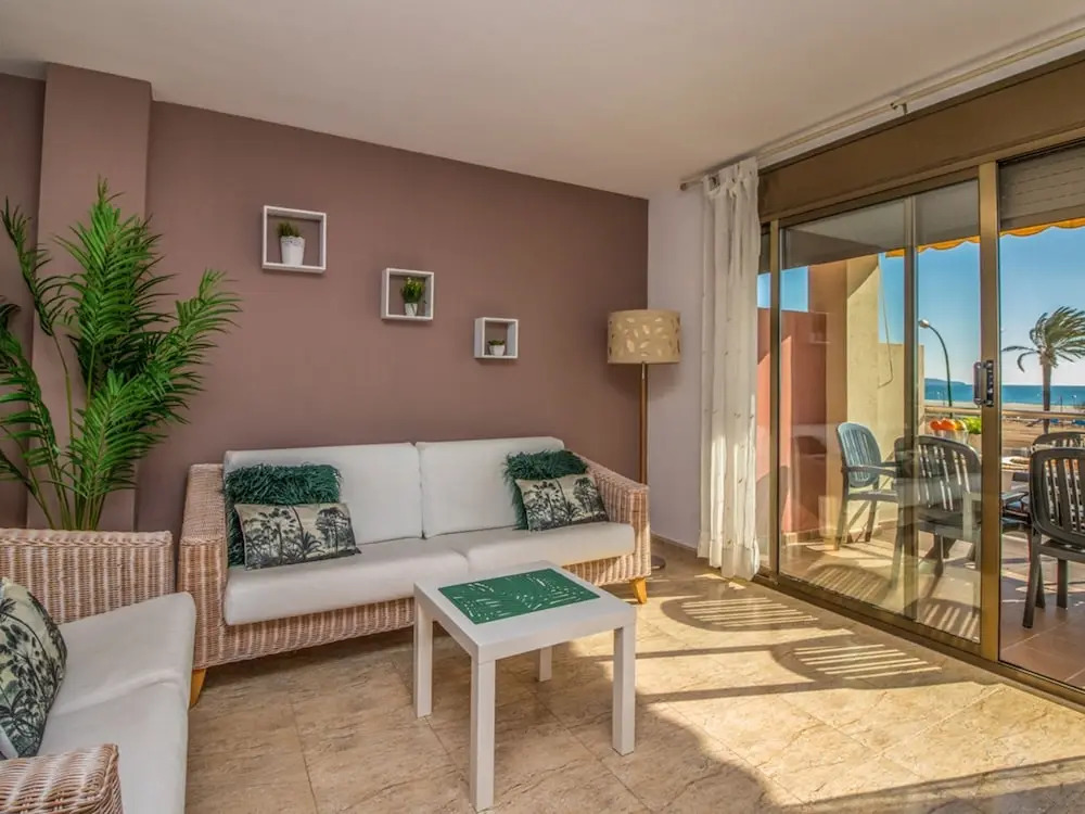 Apartment with sea view and located directly on the promenade of Empuriabrava