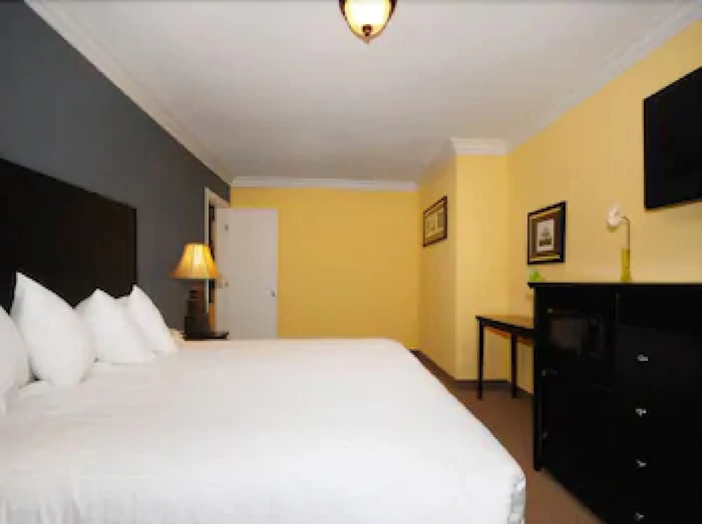 Solaire Inn & Suites
