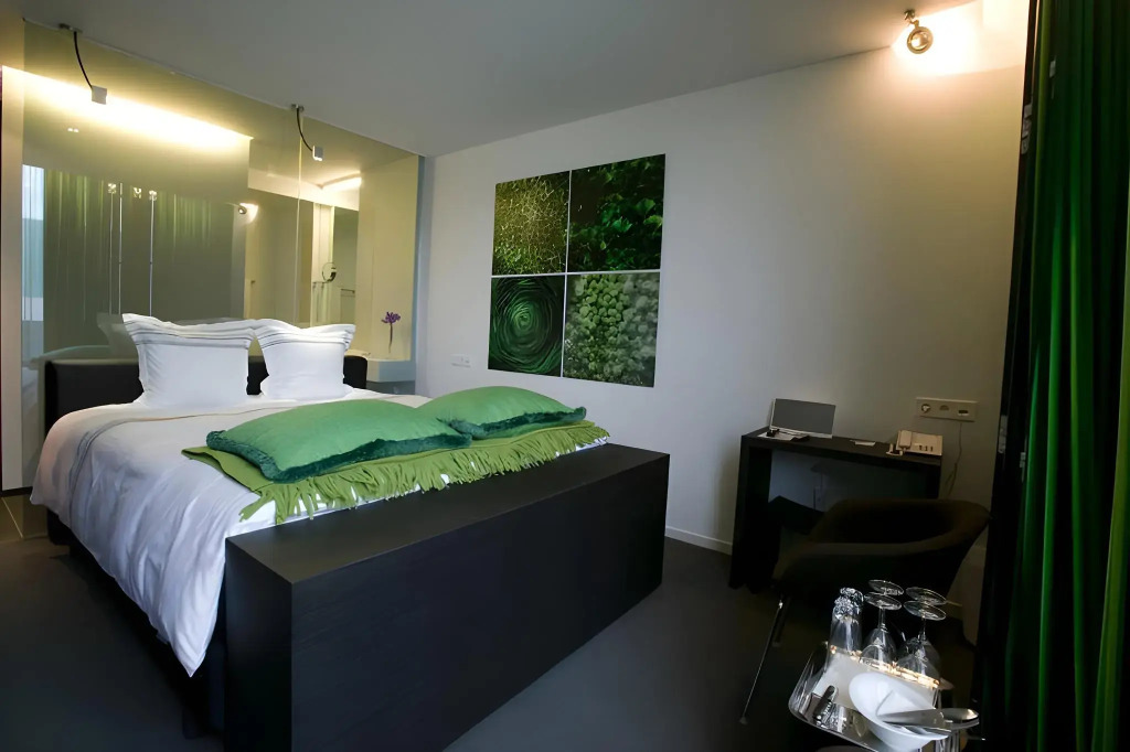D-Hotel