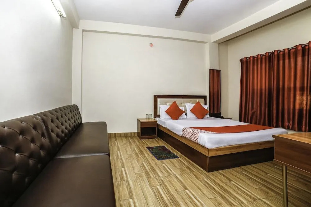 OYO 27825 Hotel Royal