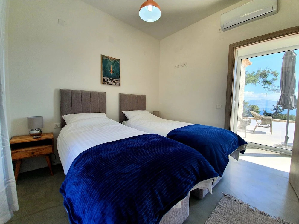 Villasleeps10-garden-freeparking-pool-ac