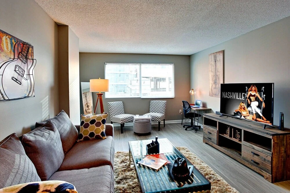 Honky Tonk Luxury 2BR/2BATH - Fast WIFI - Work Area - Free Parking! (CH2)