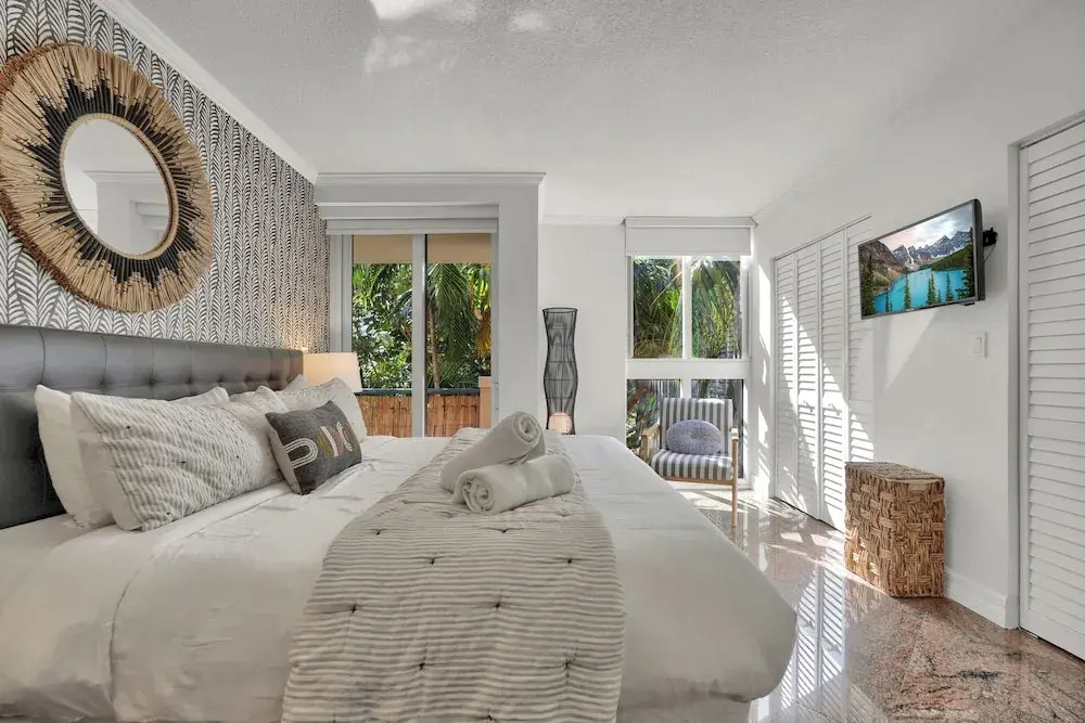 Treetop Retreat Cozy 2 Bedroom in Grove