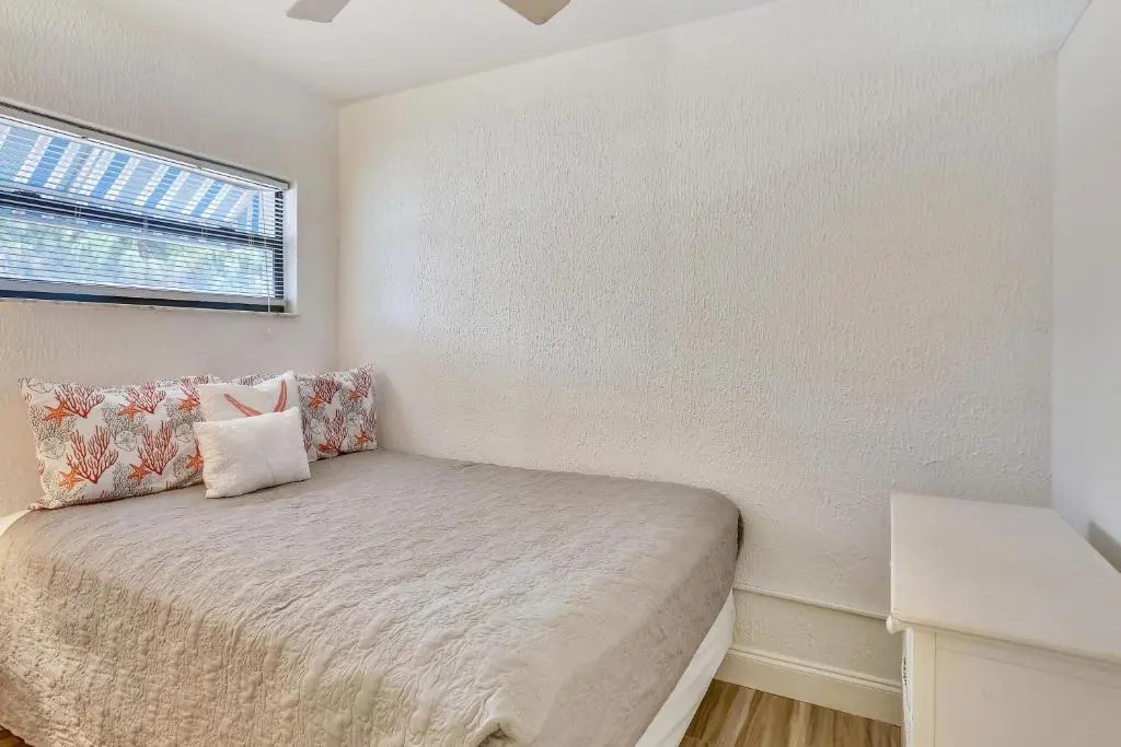 Sunset Beach House - Beach Hugger 3