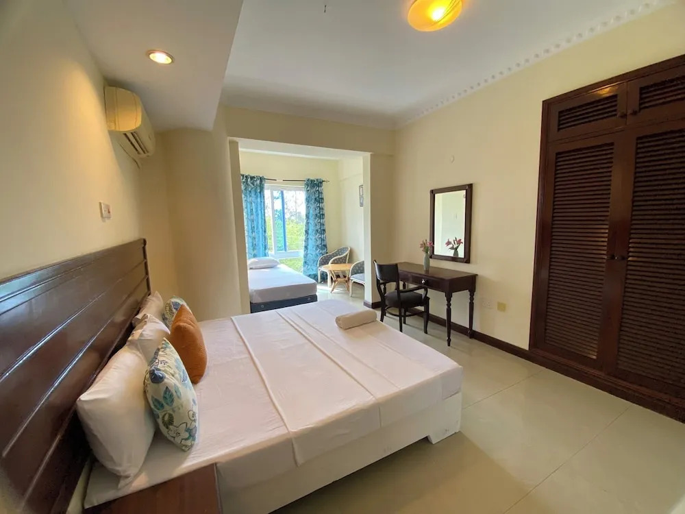 Lux Suites La Vida Sunrise Apartments