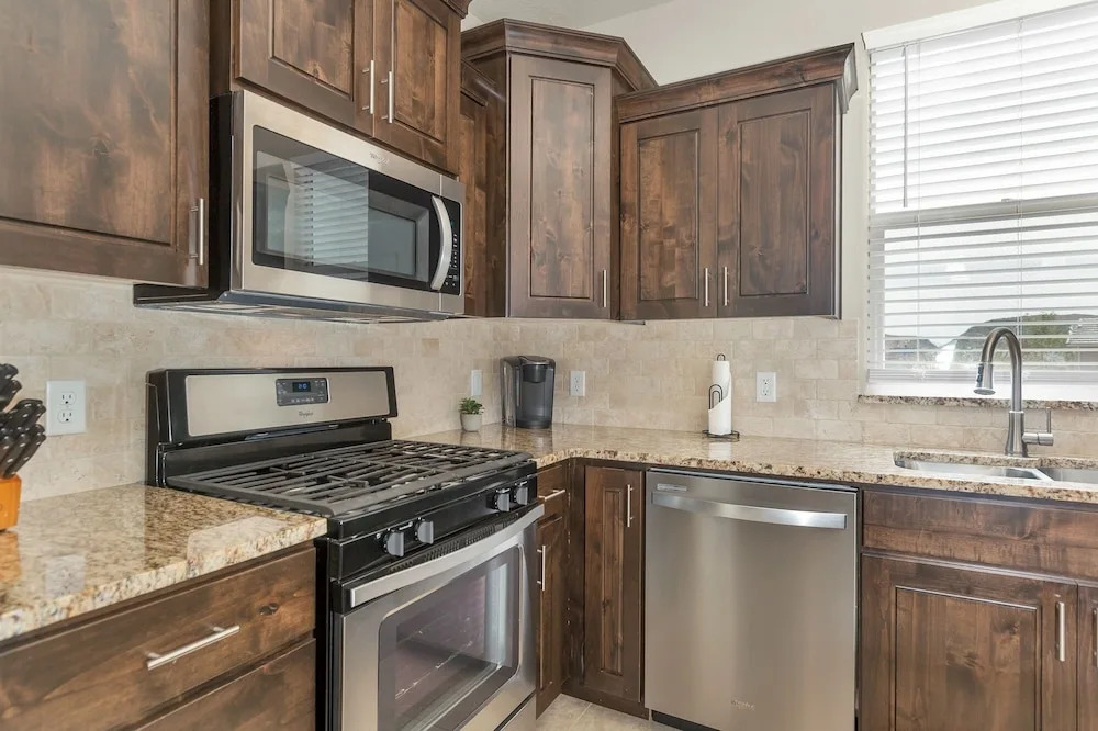 Park View Place 3 Bedroom Home by RedAwning