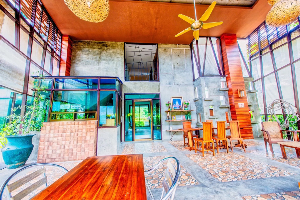 Tree Boutique Residence - Quiet Oasis - Stunning View, Pool & Gym