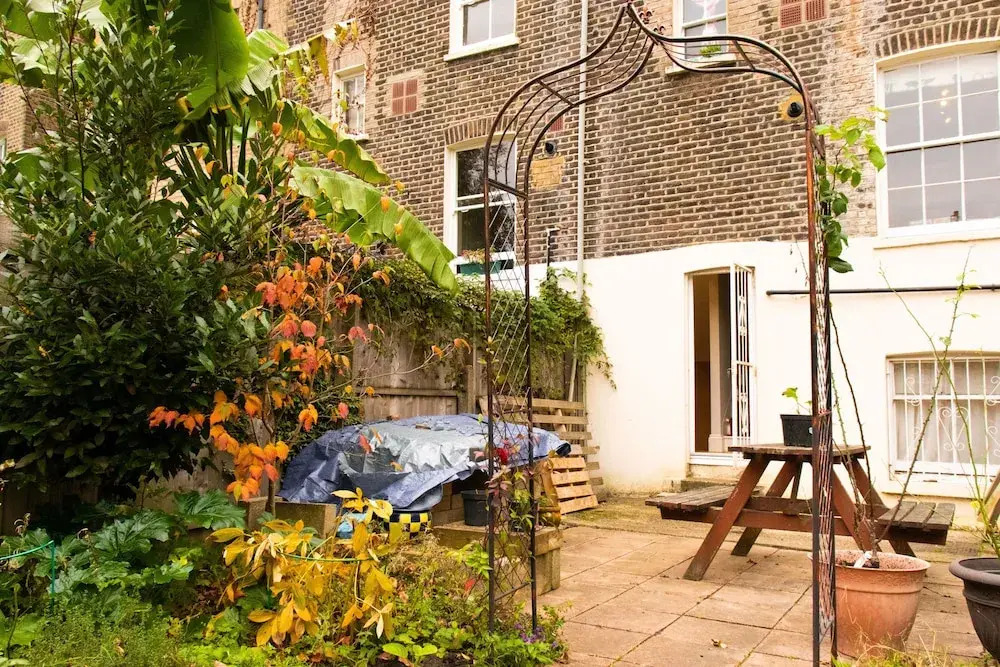 Trendy Two Bed Apartment With Private Garden