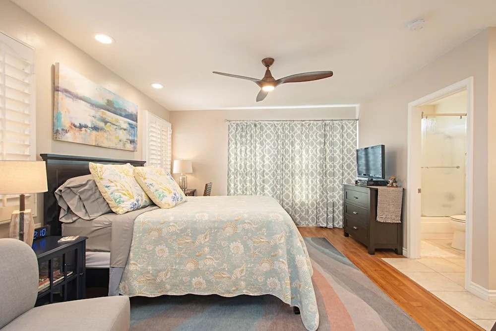 Huntington Beach Studio Blocks to the Beach and Downtown apts