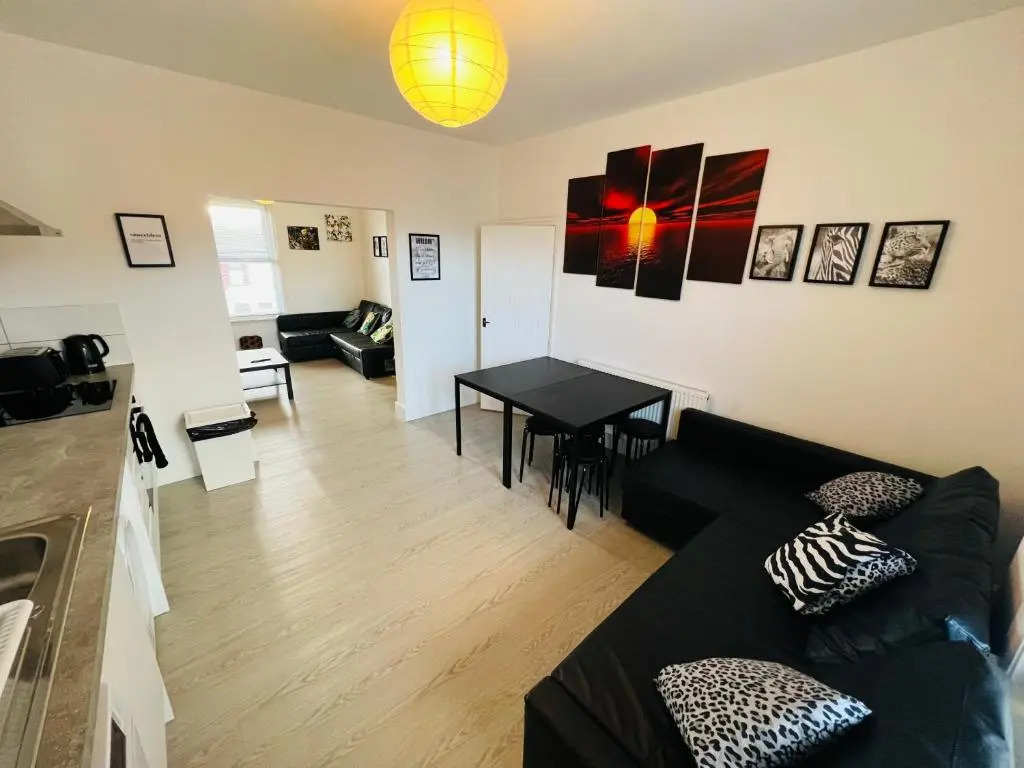 Safari Apartment, Free Parking, 10Min Walk To Blackpool tower, sleeps 12