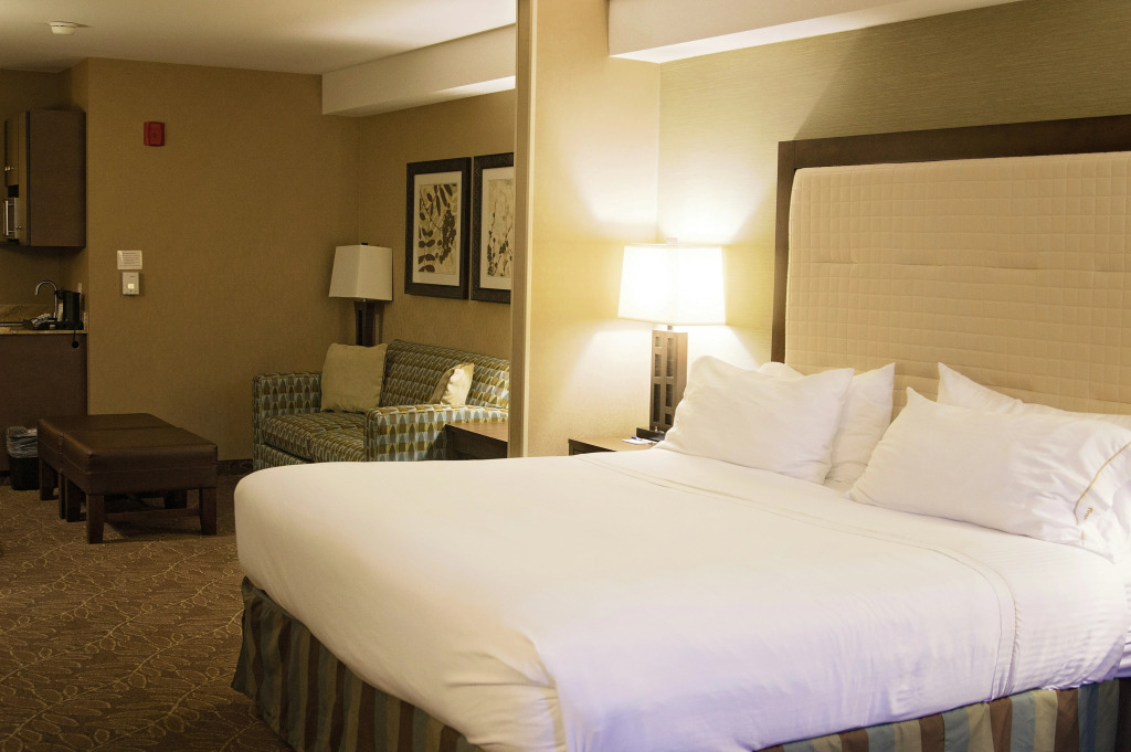 Holiday Inn Express & Suites Logan by IHG