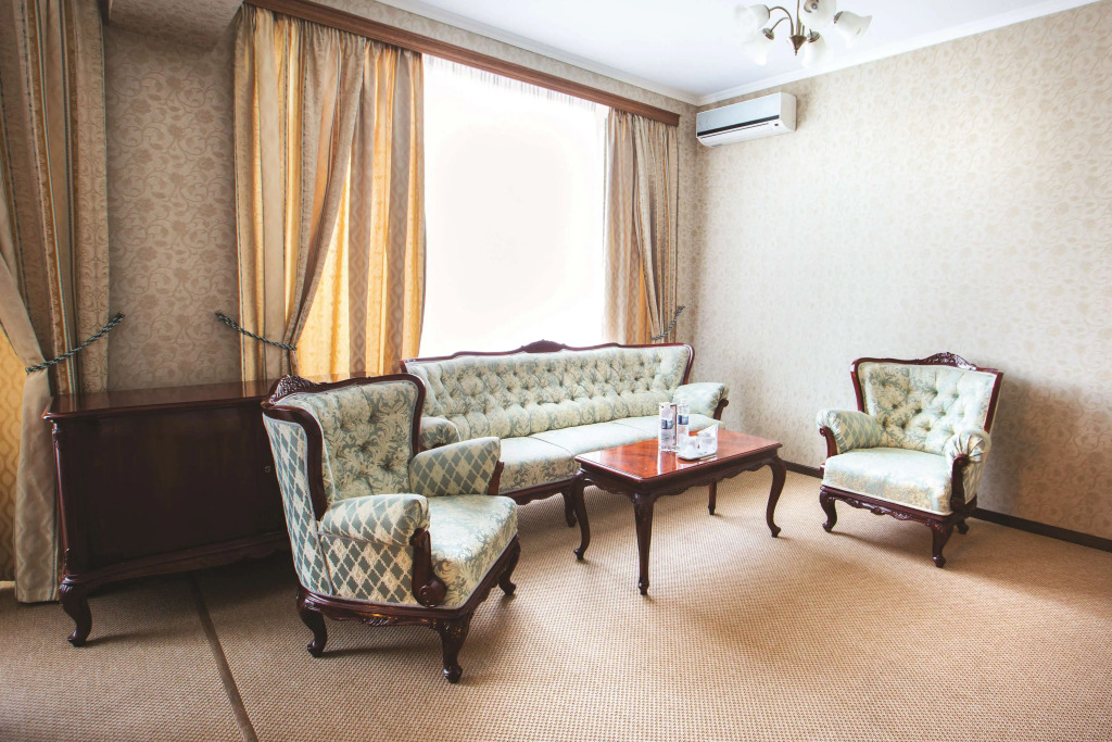 Готель Дніпро Dnipro Hotel