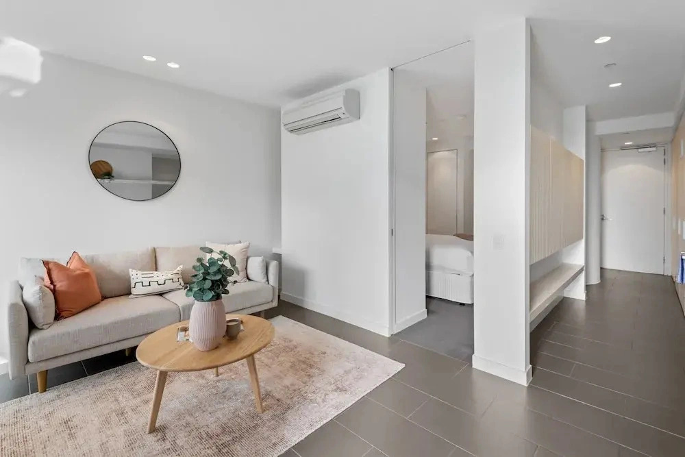 Chic City Escape With Pool, Gym & Parking