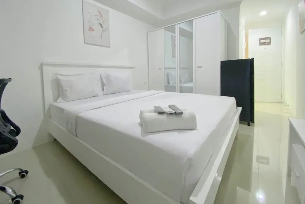Modern Look And Homey Studio At 10Th Floor Paltrow City Apartment