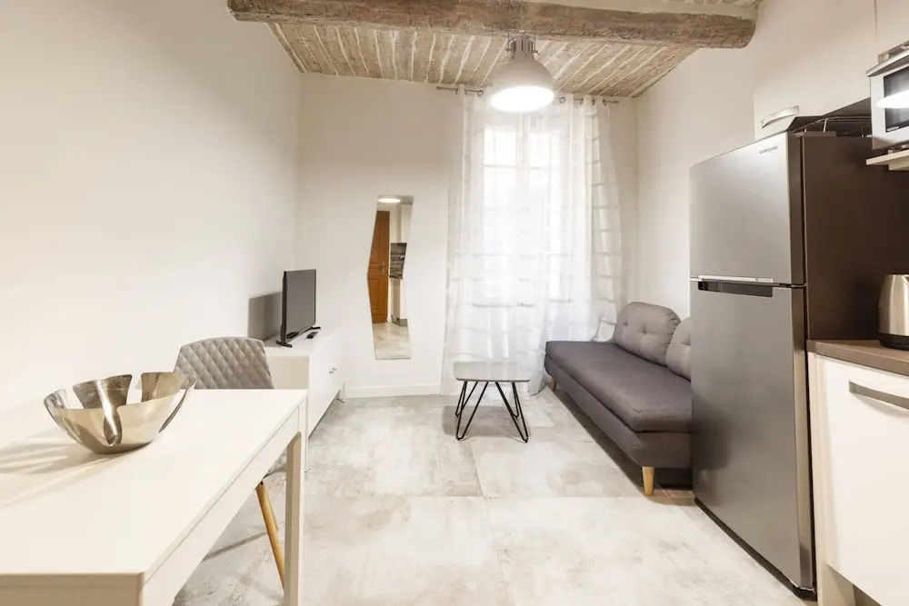 Great brand new 1 bedroom apartment in the center of old Antibes