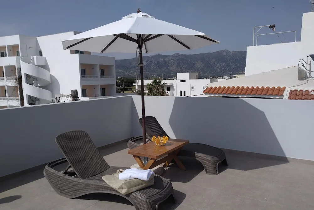 Fotakis Home - Comfortable Newbuilt 2 Bedroom Home, 20 Meters from the Sea