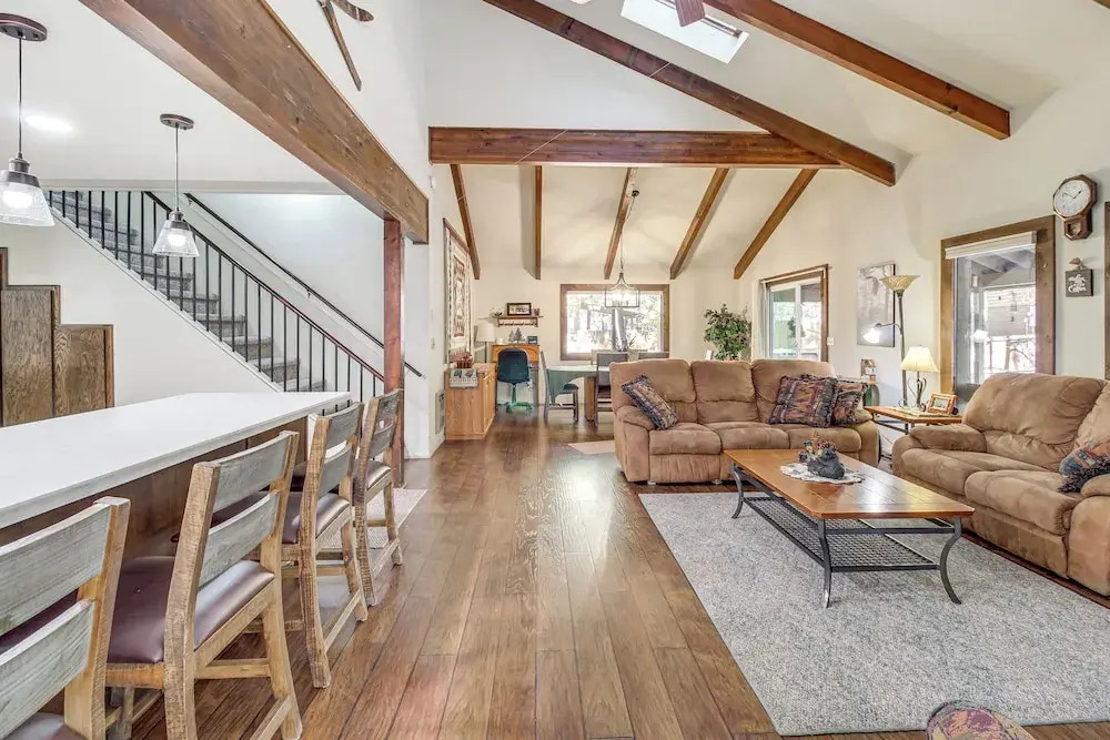 Spacious Cabin w/ Deck: 7 Mi to Show Low!
