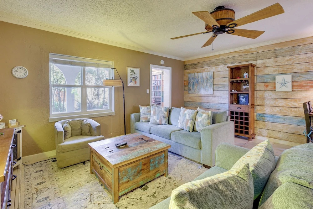 Deck, Fire Pit & Grill: Port Isabel Home!