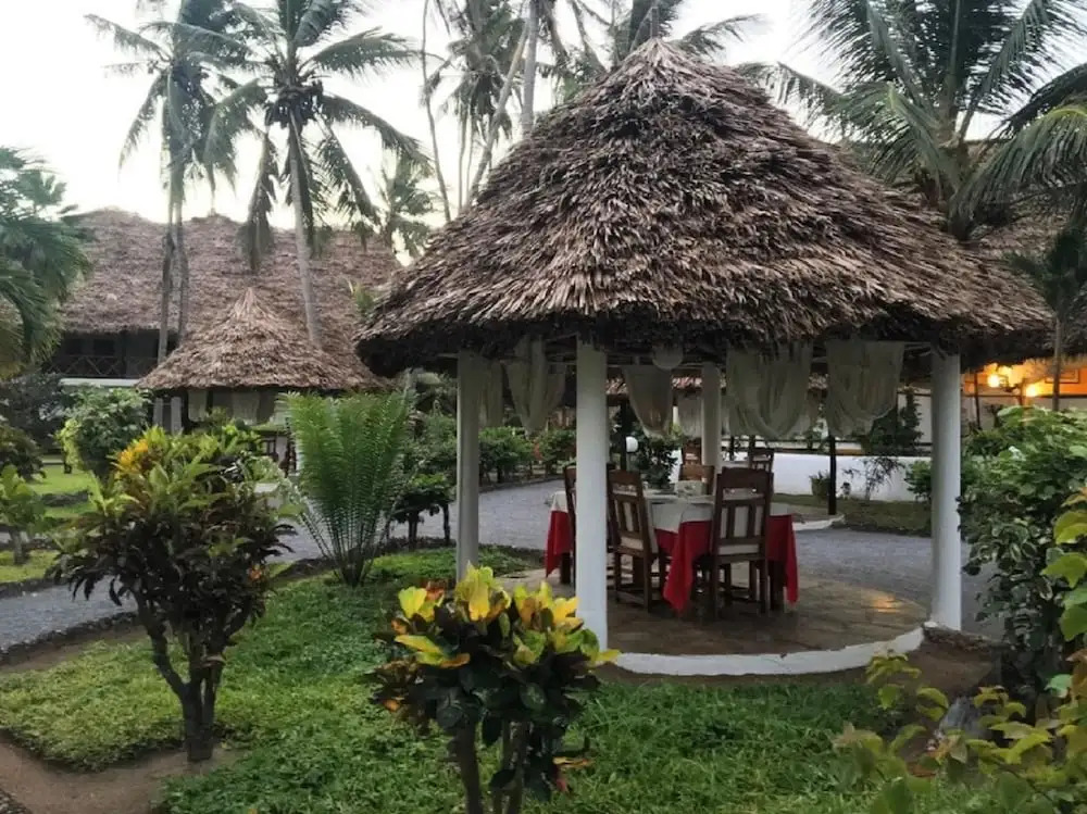 Room in Guest Room - Beautiful Ascot Residence Right on White Sandy Beach