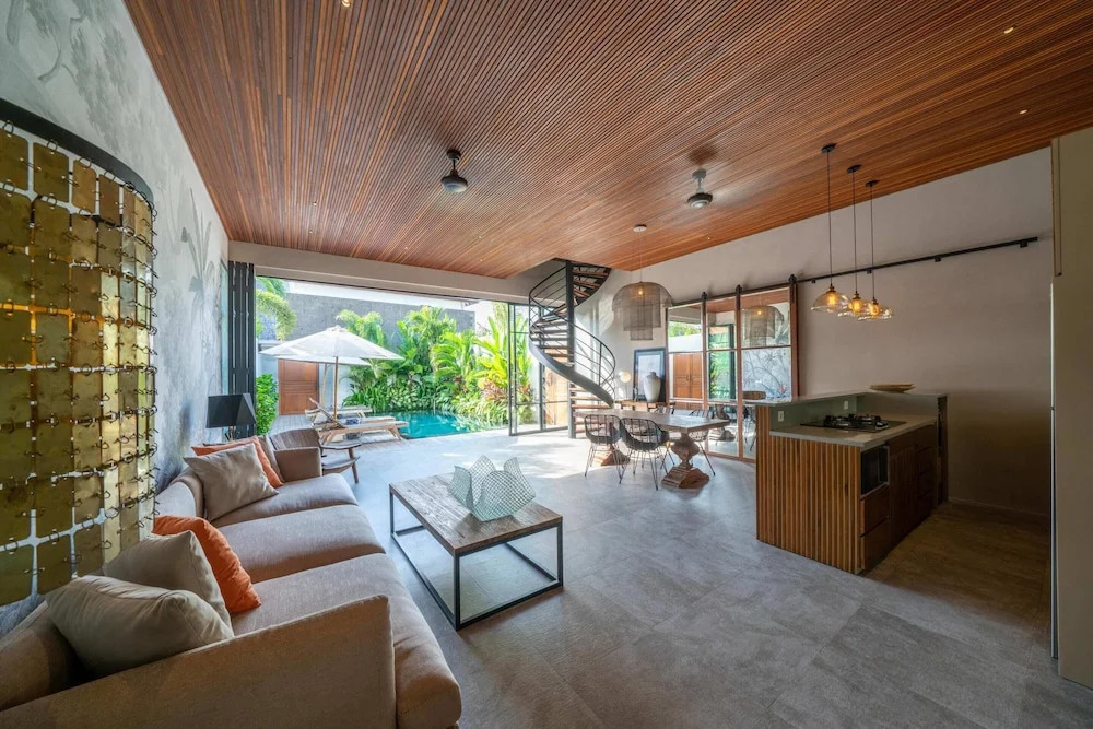 Luxury Private Loft, 2 BR, Canggu With Staff
