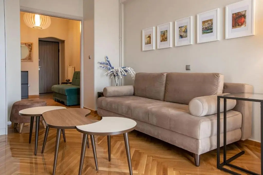 Luxurious 4 bdrm+3 bath Apt in the heart of Athens