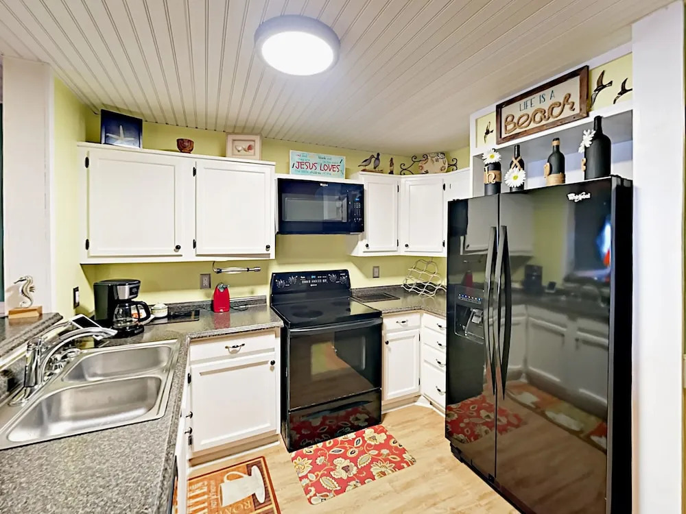 Oceanfront 2br W/ Private Balcony 2 Bedroom Condo